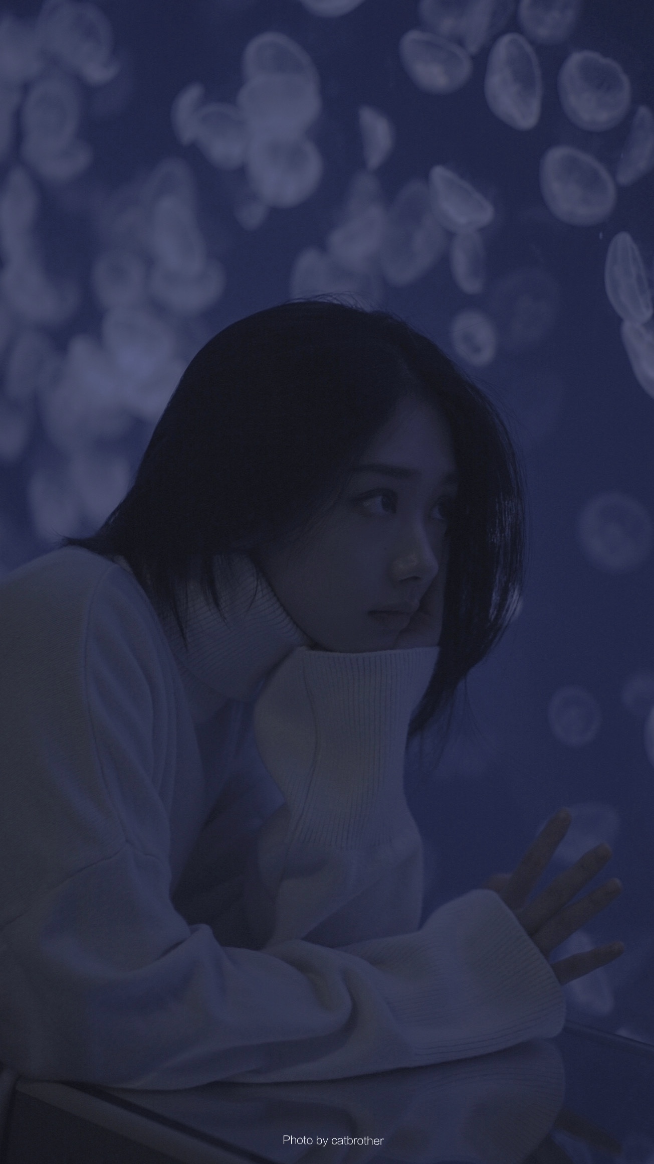 王影璐海洋蓝梦幻写真 散发清冷忧郁气质