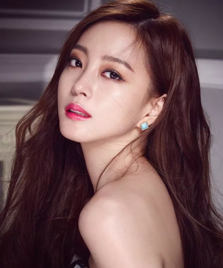 出道12年被称为整容模板的她依旧走在韩国女爱豆颜值顶端