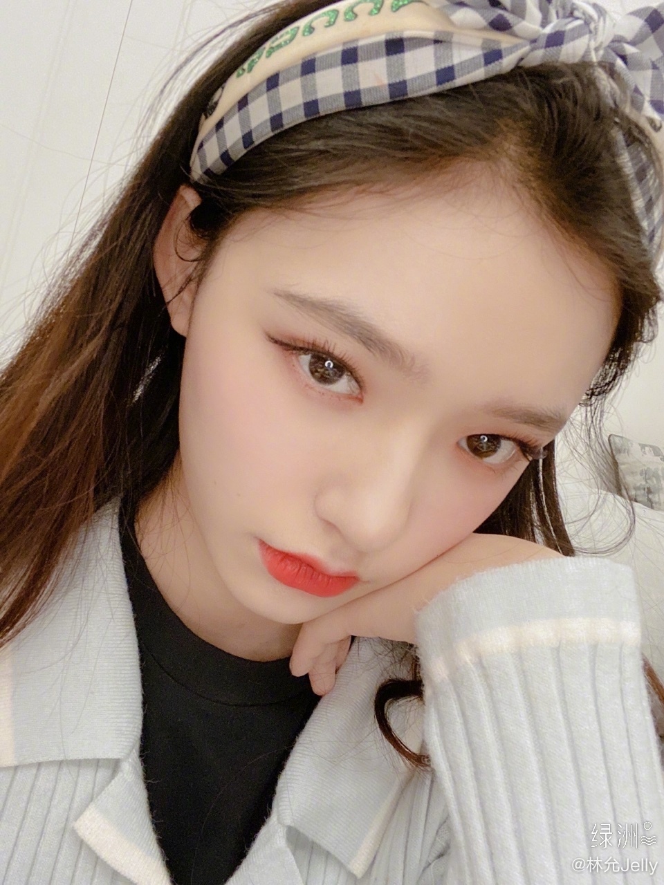 林允晒宅家自拍美照,精心化妆不能被辜负
