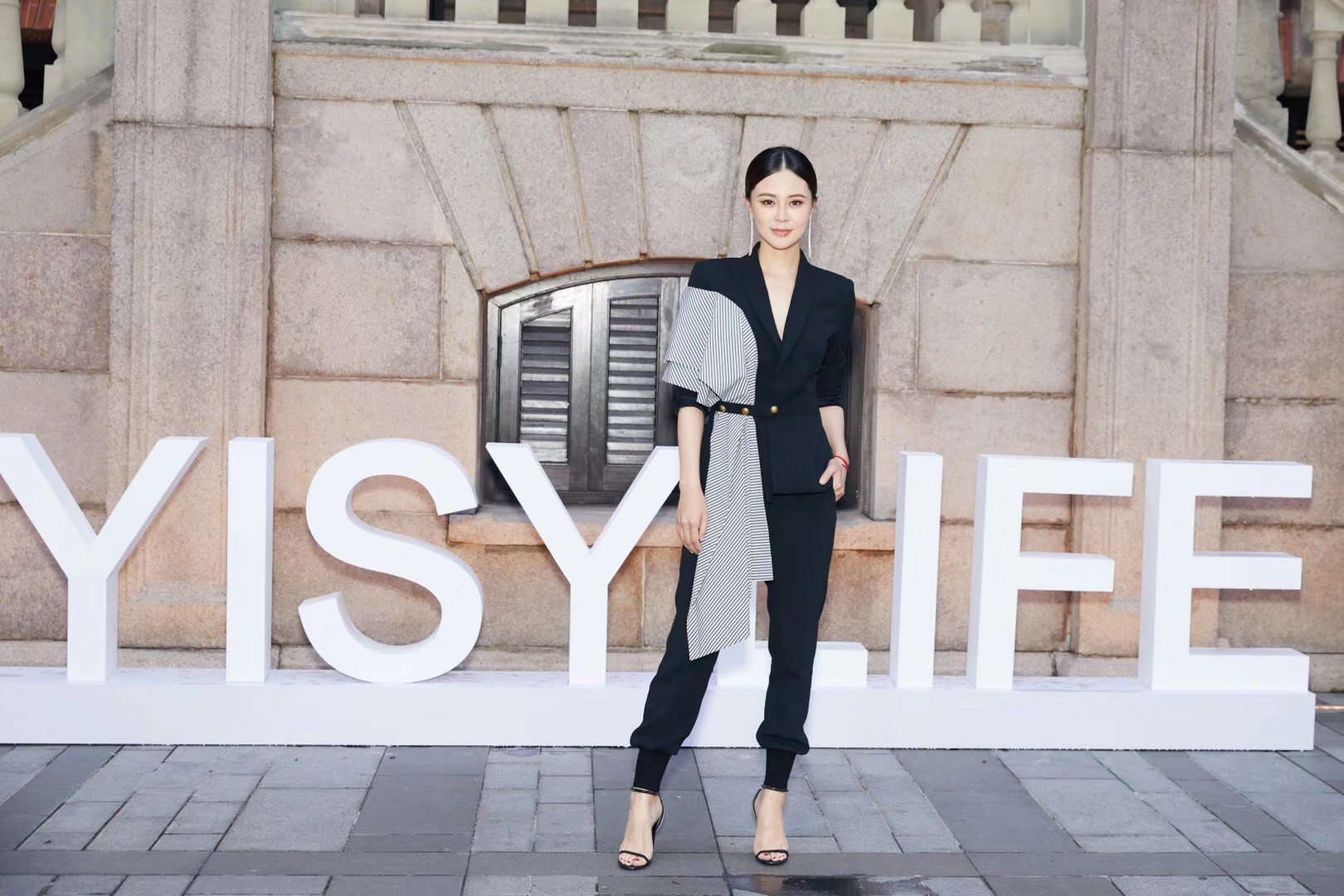 关悦空降上海,受邀为某生活方式平台发起的"平衡的力量"主题晚宴活动