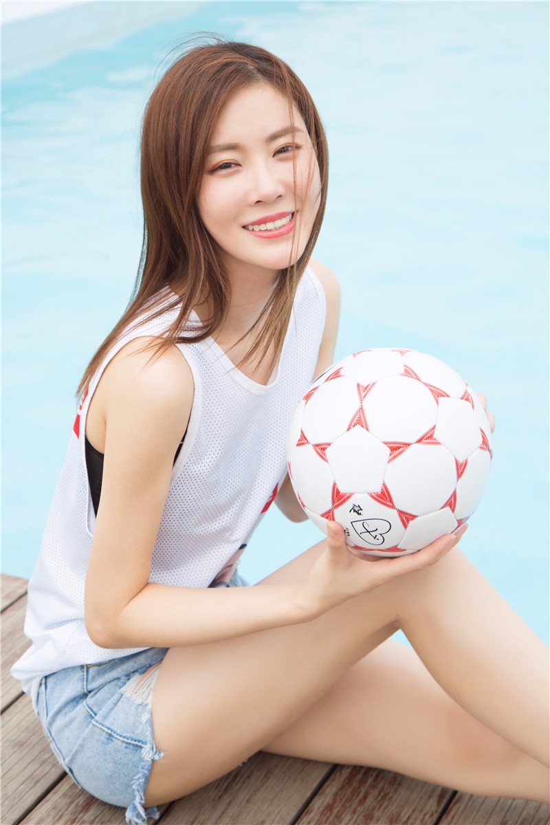 李珂如助力世界杯 翩跹优雅尽显少女气息