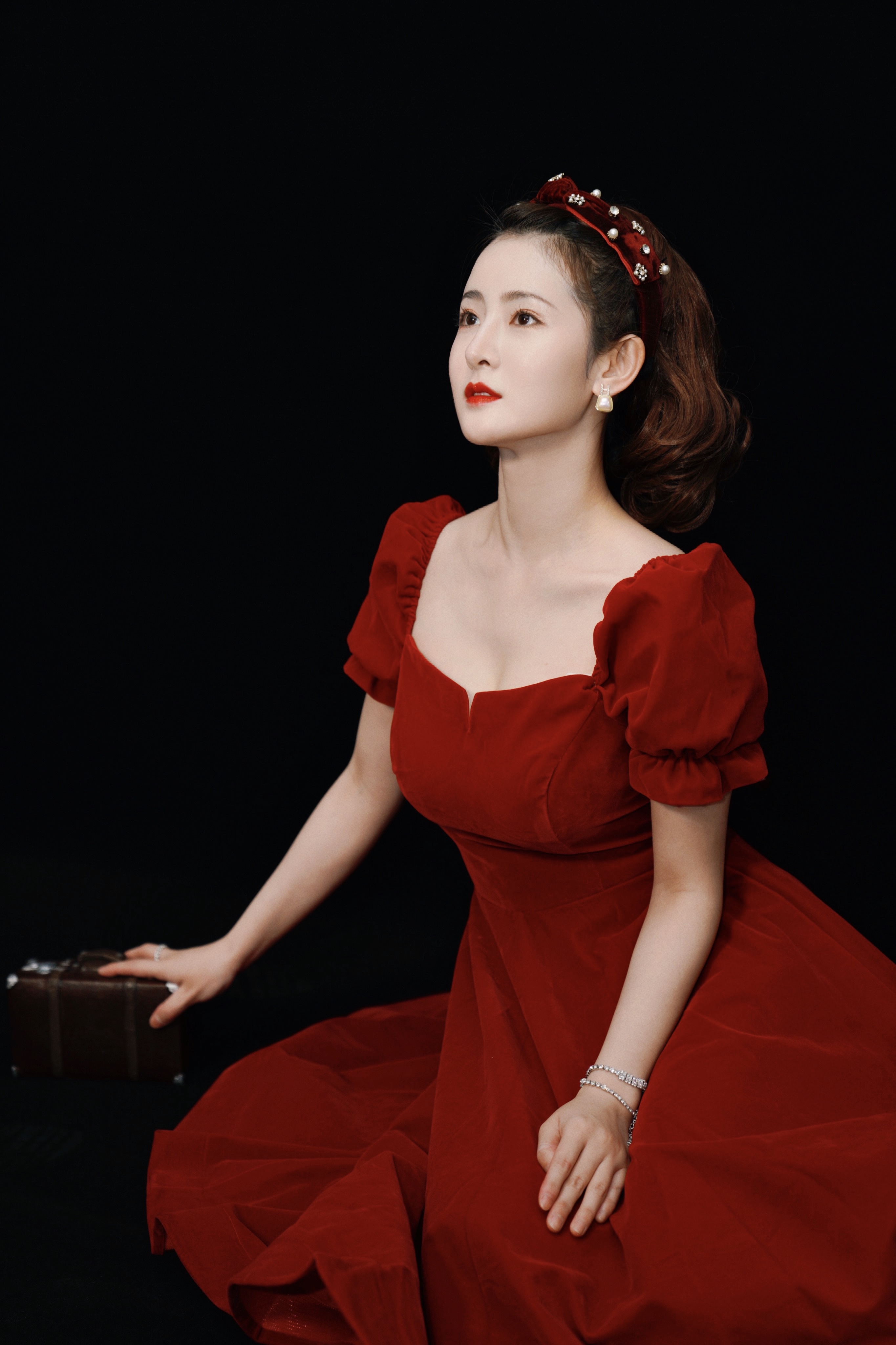 梦秦"赫本风"大片释出 红色复古裙彰显摩登气质 -- 眼界,放眼世界