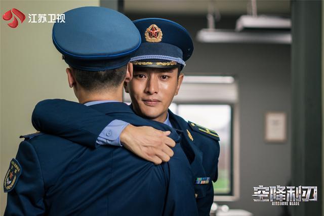 相同的题材相似的人设空降利刃比陆战之王好在哪里