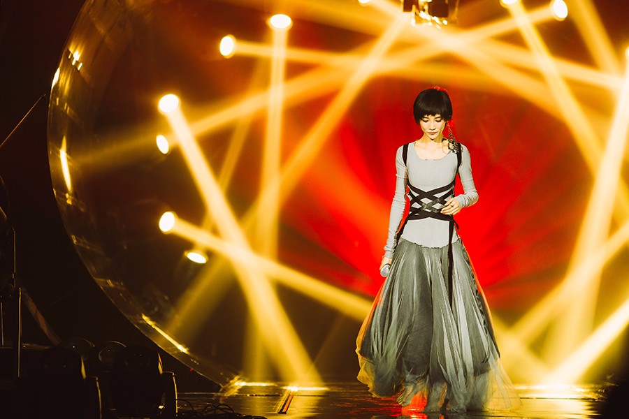 苏诗丁重返歌手化身音乐剧女主角精妙改编红眼睛广获好评