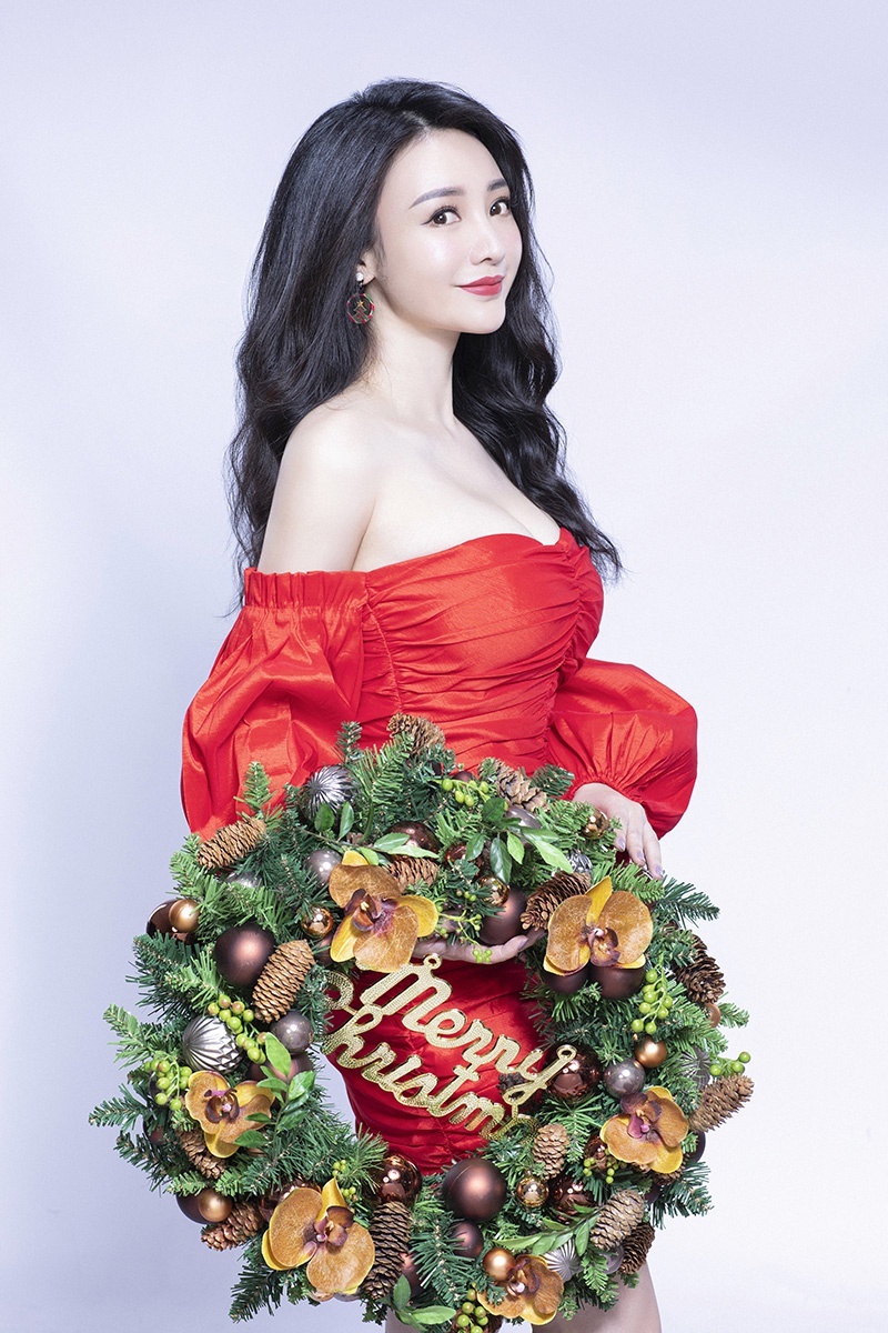 组图柳岩圣诞写真娇艳红裙秀香肩玉臂活泼灵动妩媚性感