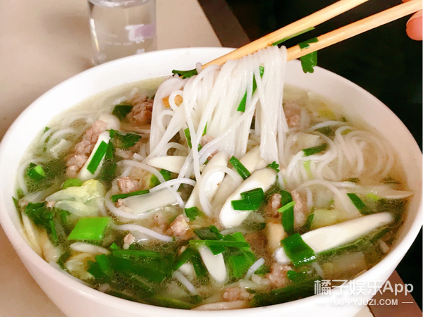 这里还有有很多特色美食如汽锅,燕子窝,羊奶菜等.