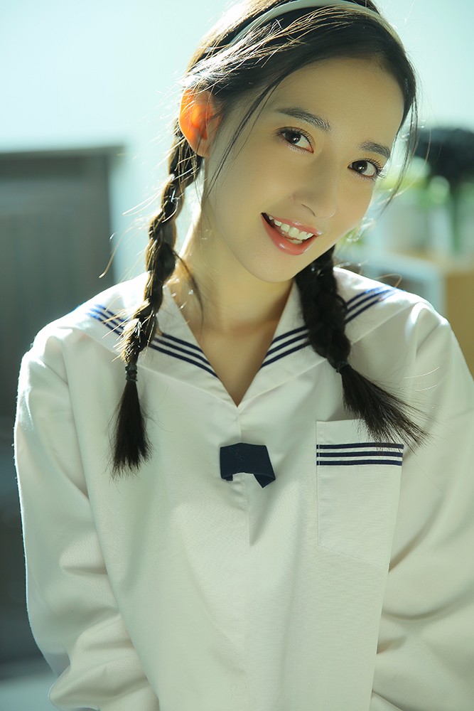 灵气小花康宁曝光最新校服写真  清纯气息沁人心脾