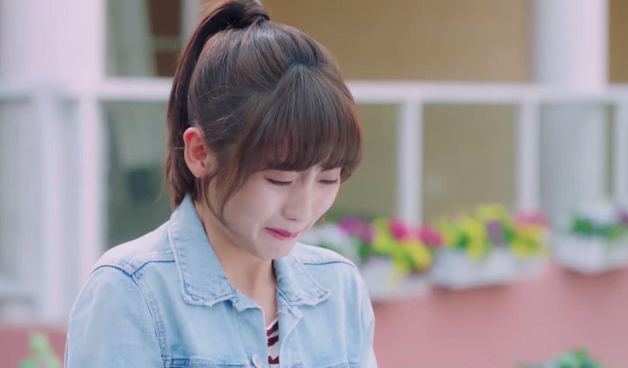 当情敌女配范云伊来找芊语,让她把单俊皓还给她时,邢菲眼眶里蓄起了硕