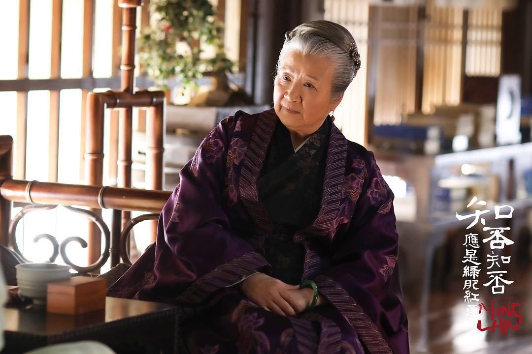 表面上对老太太恭谨,但却和老太太并不亲,甚至还对自己的身世耿耿于怀