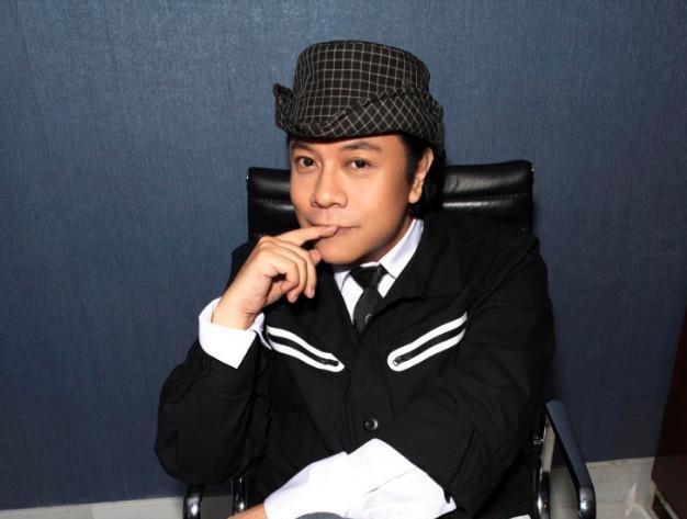 他是台湾综艺大哥也是小s的男闺蜜却被艺人奉为出柜导师