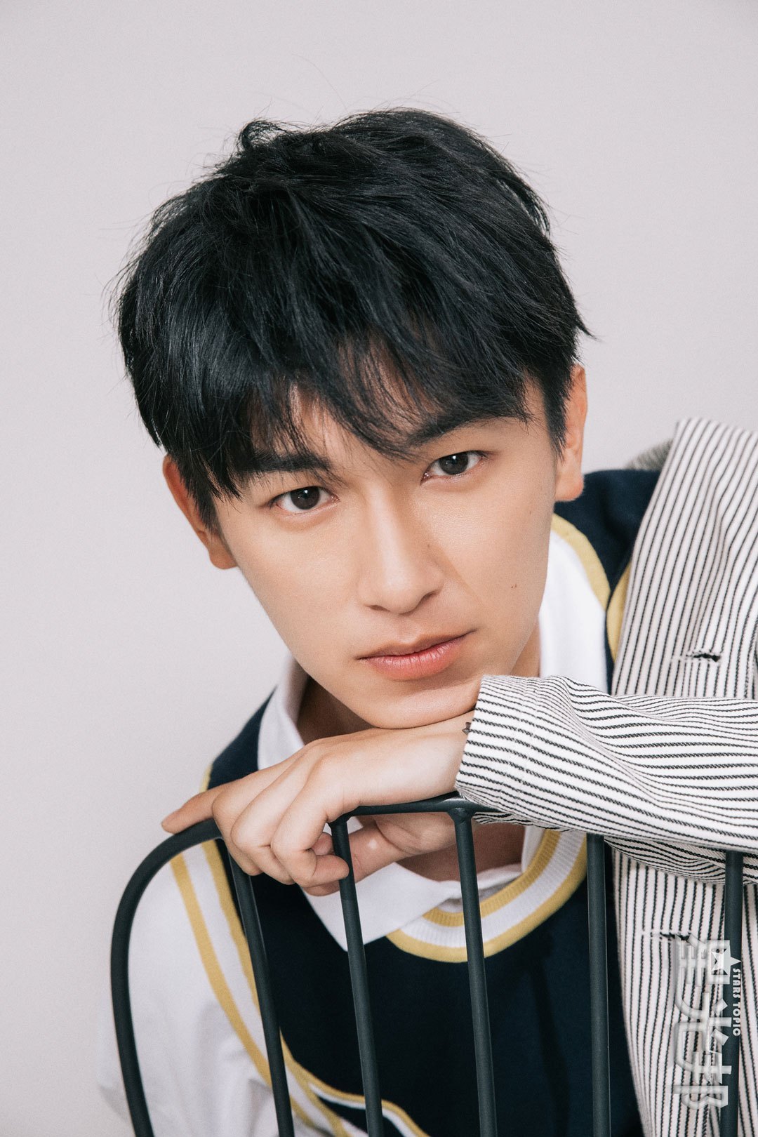 逆天大长腿杨旭文最新美图曝光演绎秋季时尚穿搭