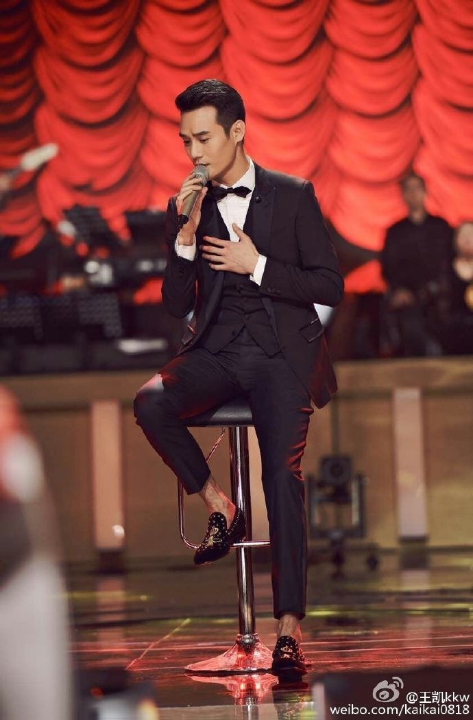 王凯强势回归《跨界歌王》 白t配墨镜帅气俊朗