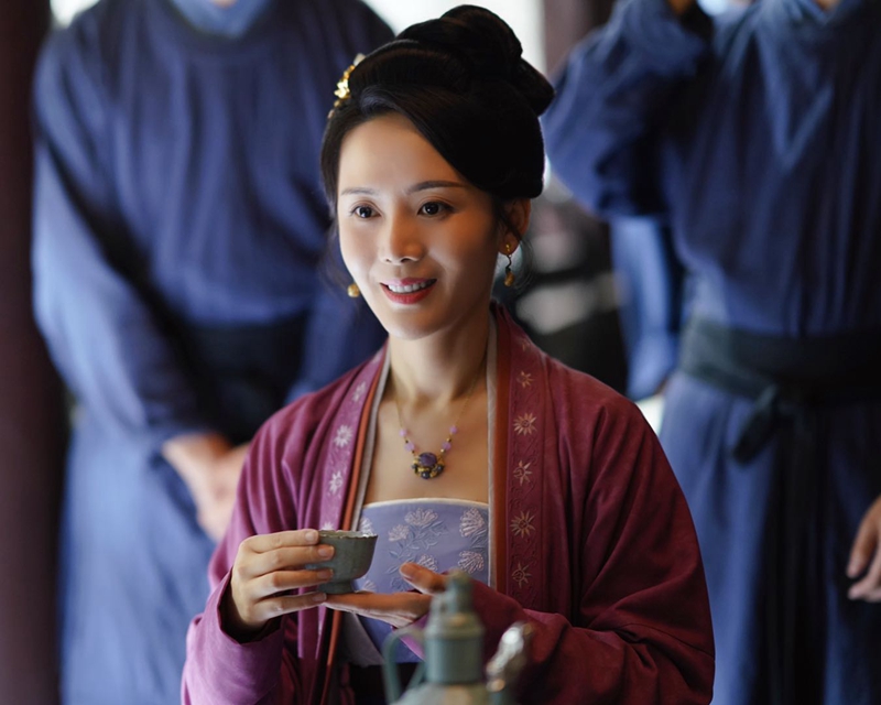 古装剧里的女掌柜往往是智慧风情,身材颜值的大美集合,无论是张曼玉的