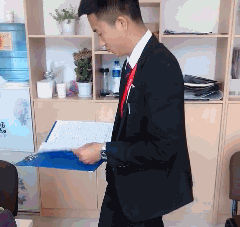 搞笑gif动态图：妹子都被凳子顶起来了！ - 360娱乐，你开心就好