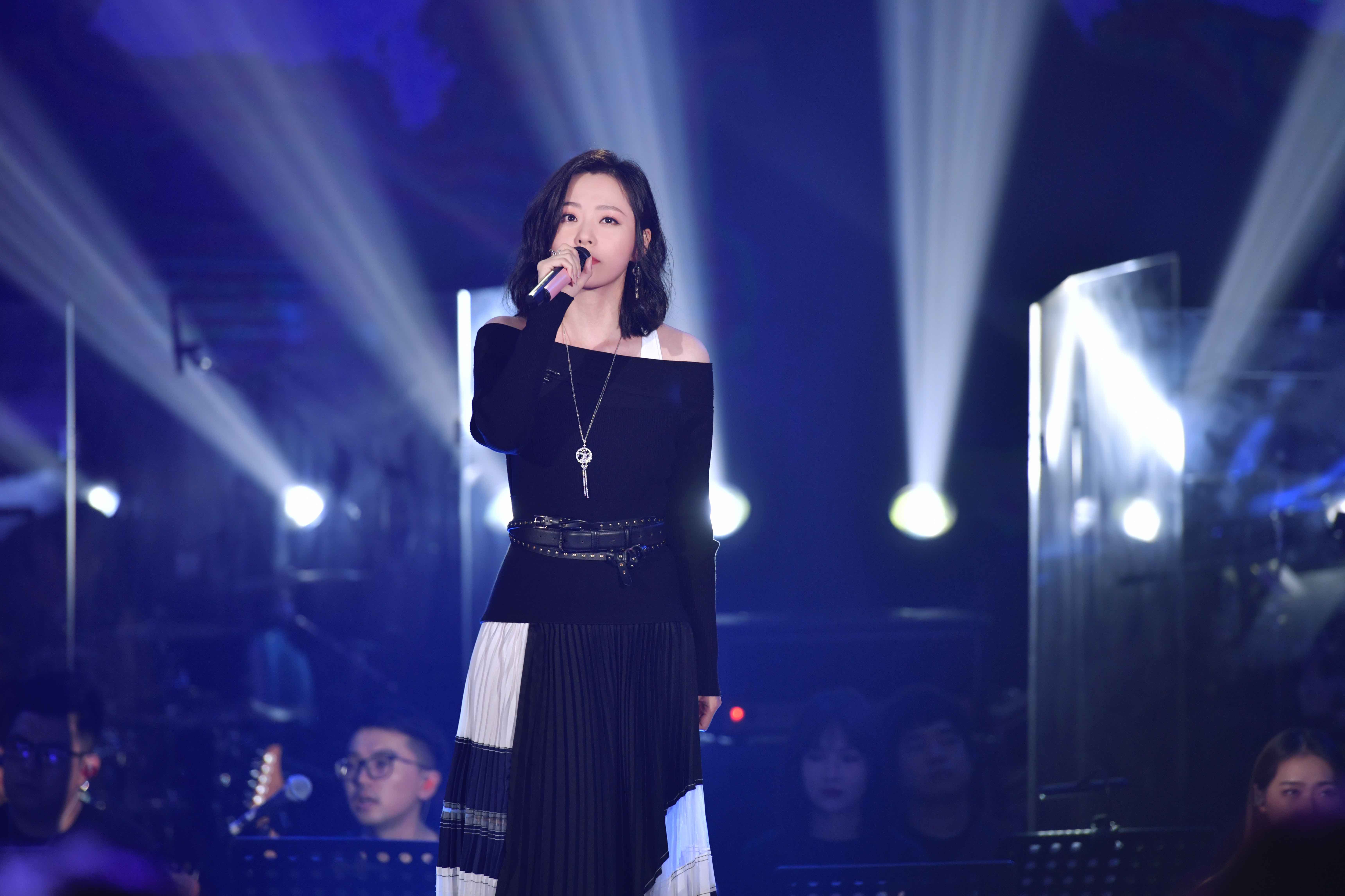 r)此次和新主唱韩睿重新出发,带来了金曲串烧,引发了在场观众气氛热烈