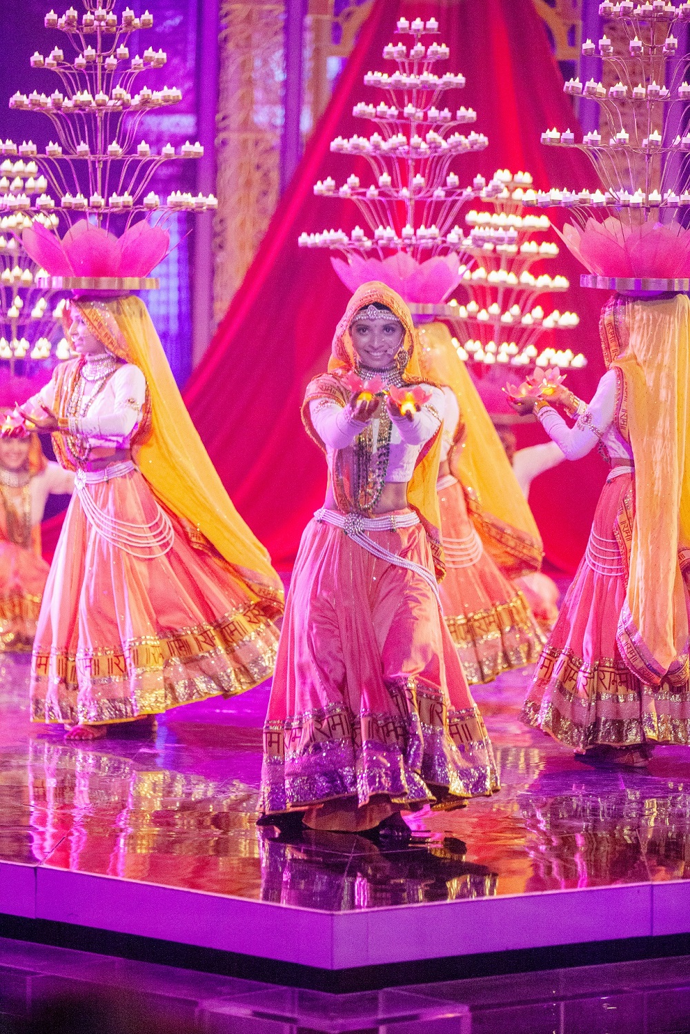 巅峰之夜印度女团上演高难度顶灯舞邬君梅感同身受分享相似经历