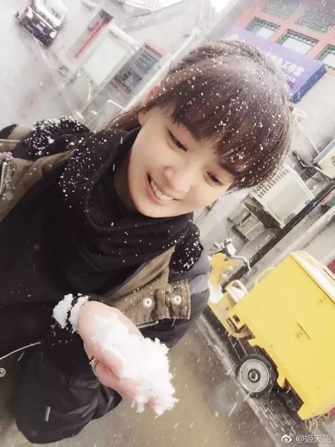 姬天语是中国相声第九代弟子,师承刘增锴,是相声演员陈逸安,魏龙豪