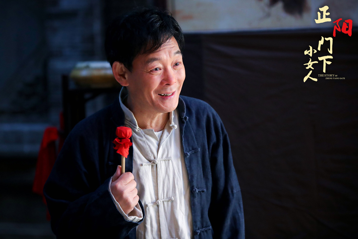 一口地道的京腔,嘚嘚瑟瑟,晃晃悠悠,李光复的饰演的片爷拉着洋片出场