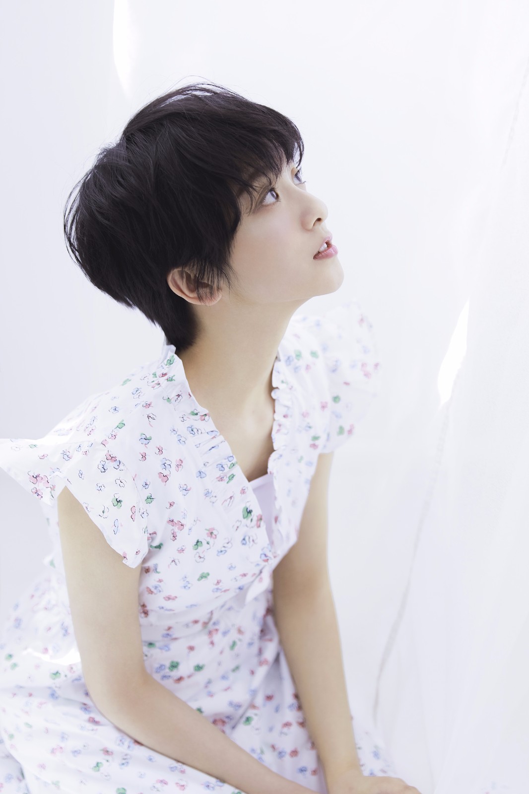 近日,演员厉嘉琪曝光了一组写真,纯白连衣裙搭配星点碎花灵动轻盈