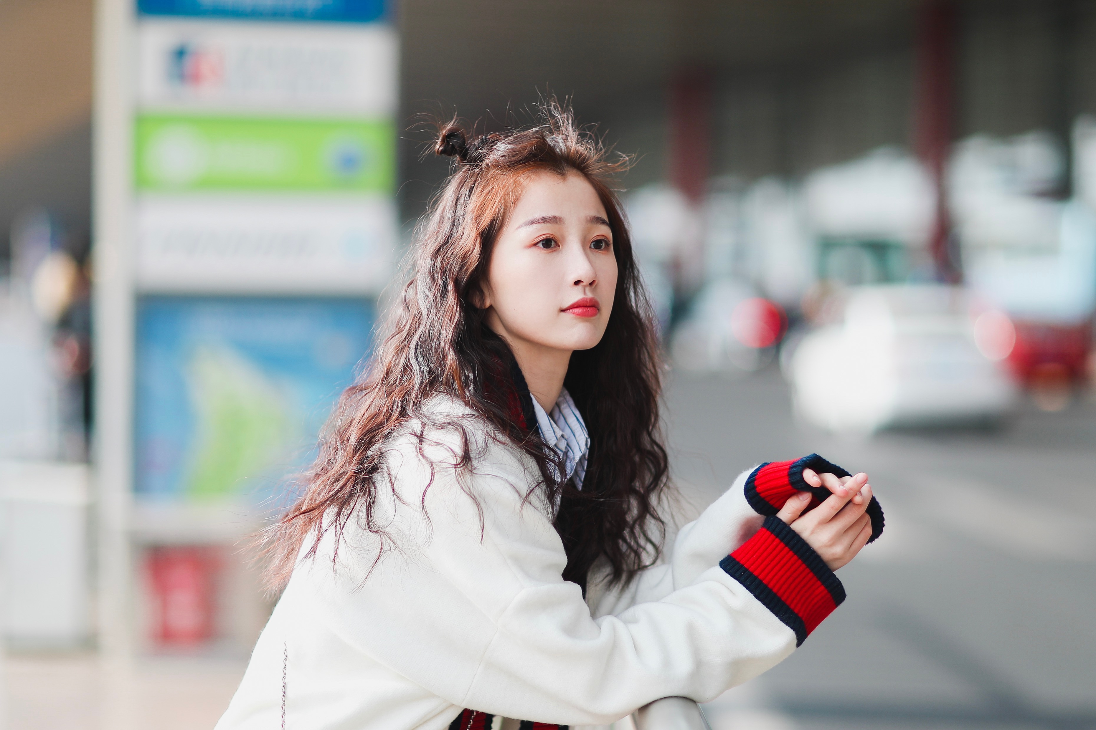 鬼马少女虞书欣哪吒泰迪卷点亮机场