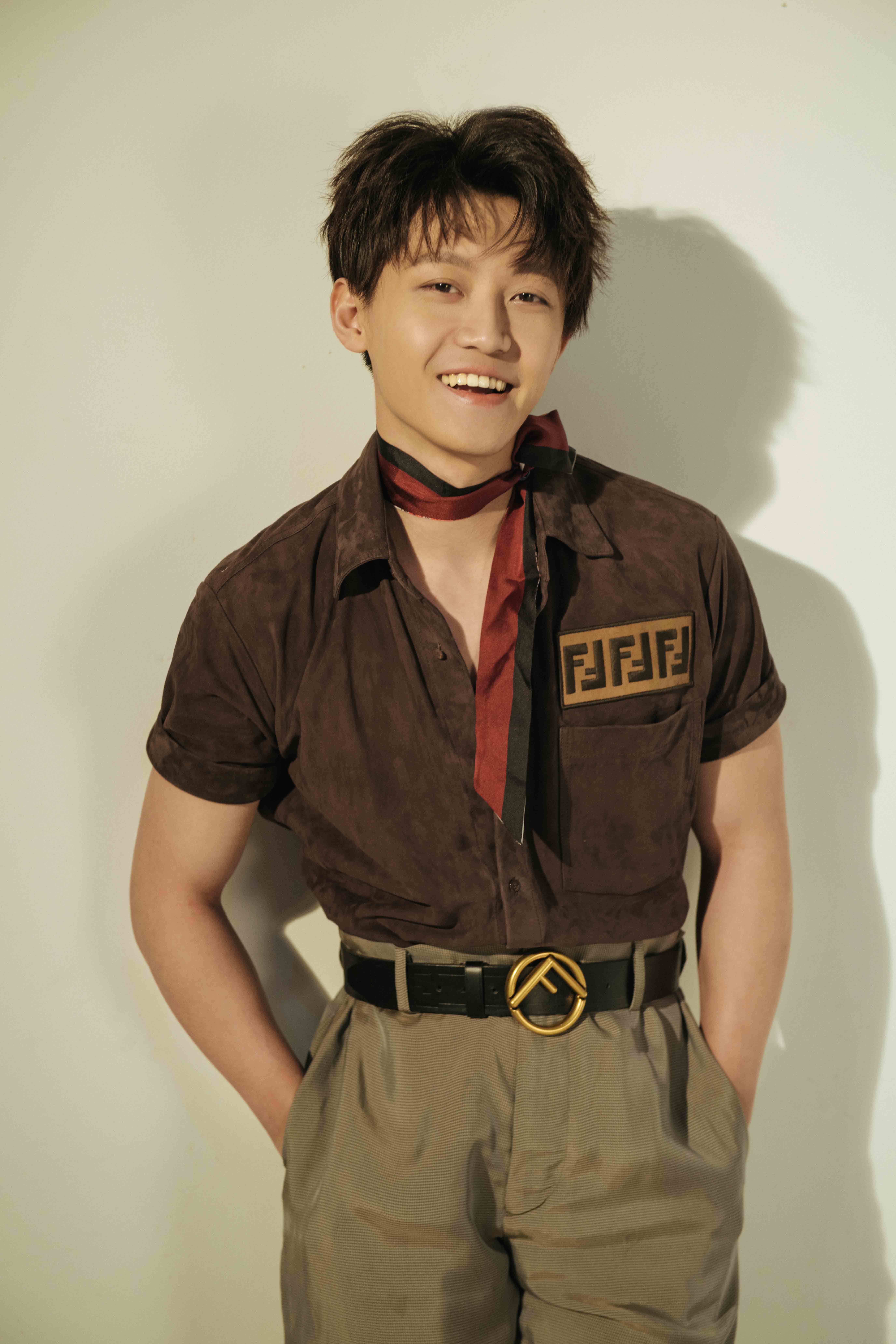 锁了雪龙新片当我们海阔天空开机少年感十足