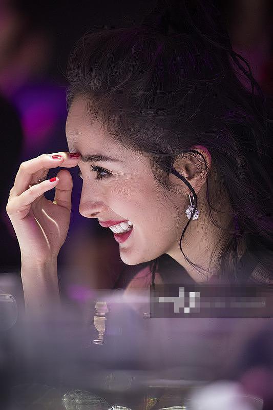 女明星发际线岌岌可危杨幂怒而跑去植发赵丽颖狂拔发际线