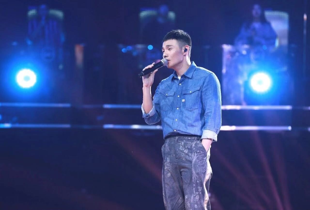他是"蒙面唱将",他有"无限歌谣"他将来跨年"嗨,唱起来"李荣浩这个名字