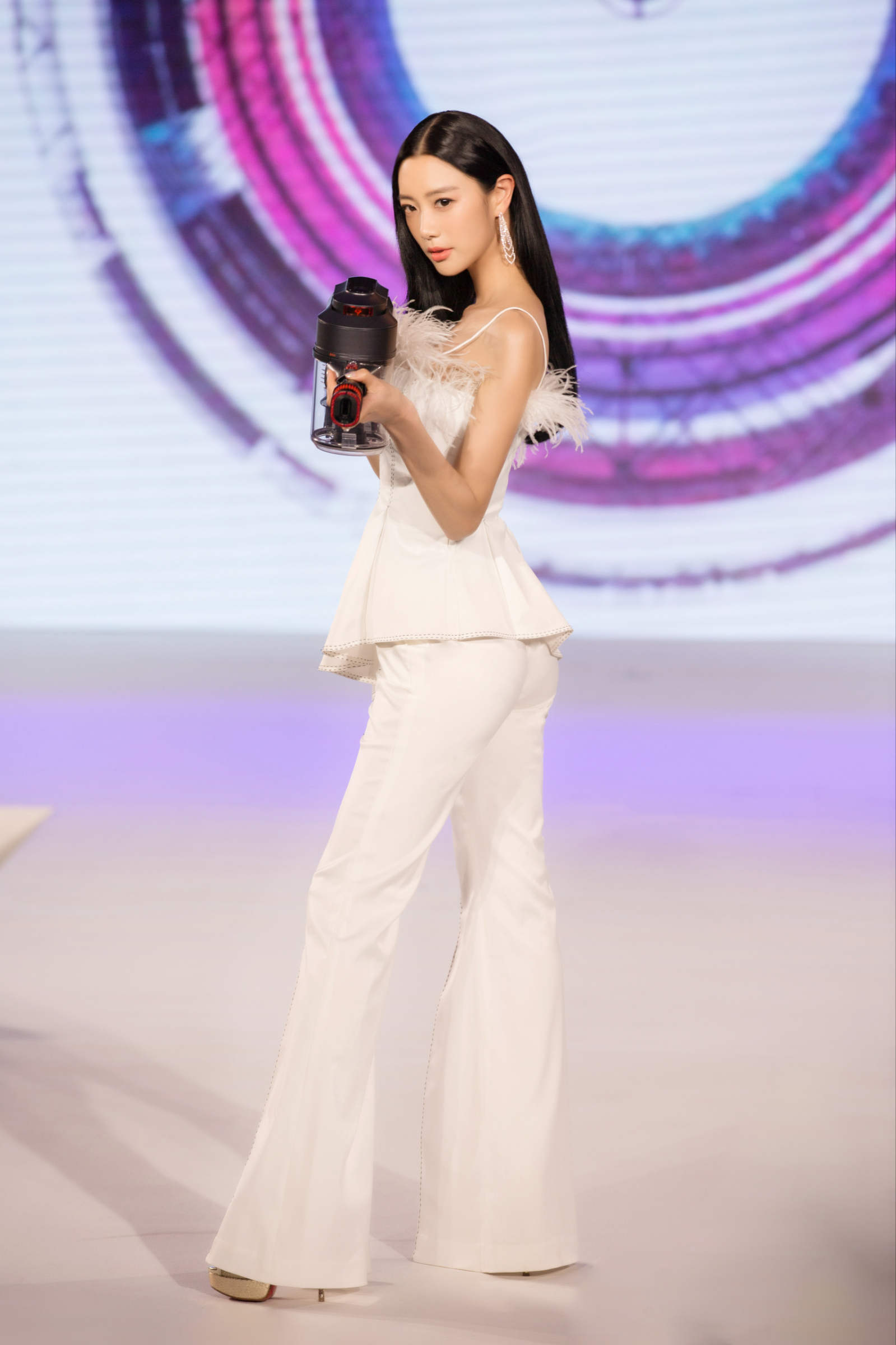 包贝尔克拉拉亮相胖子行动队发布会现场克拉拉感性落泪