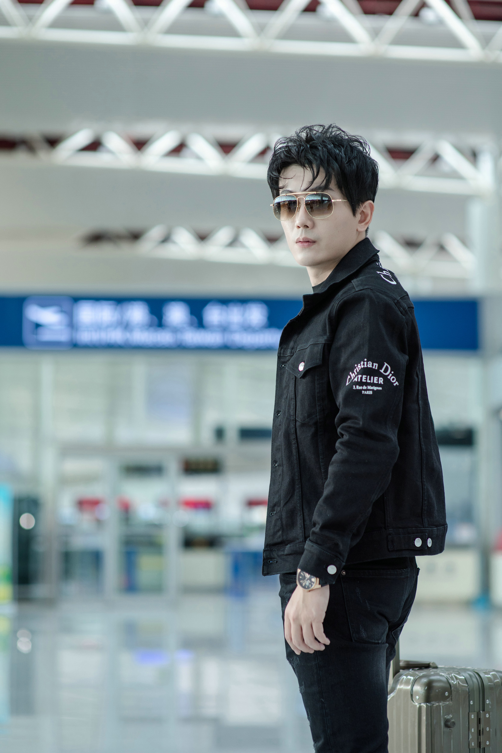 李亭哲黑超遮面现身机场赴新剧《激荡》开机,合作白玉兰奖导演