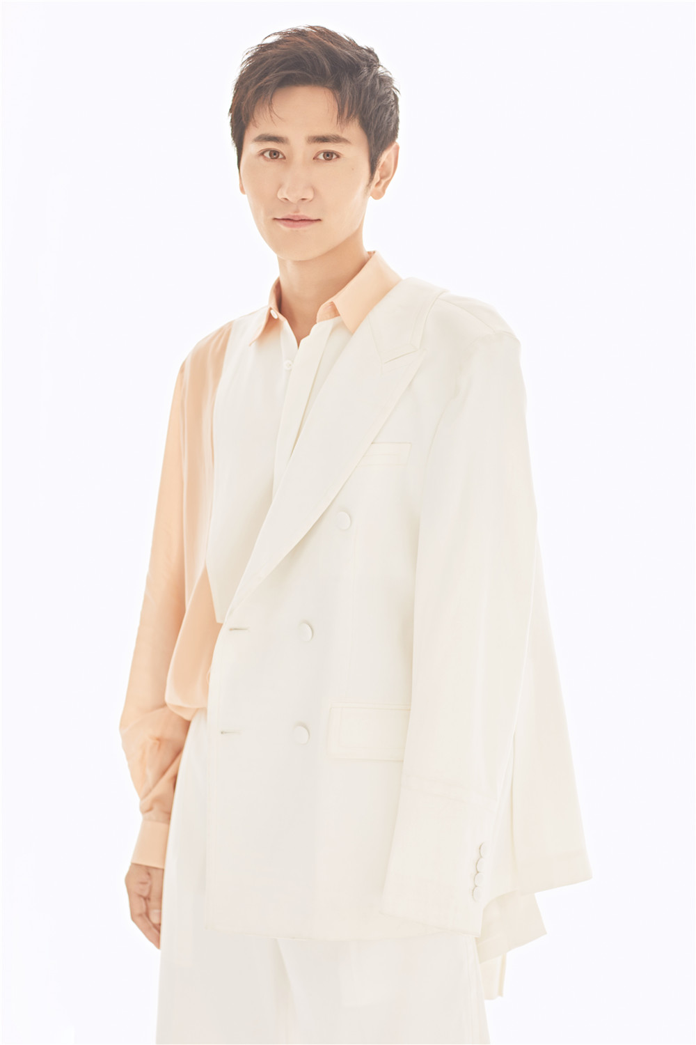360娱乐1/5演员李雨轩最新早秋时尚写真上线,图中他身穿浅橘色纱质