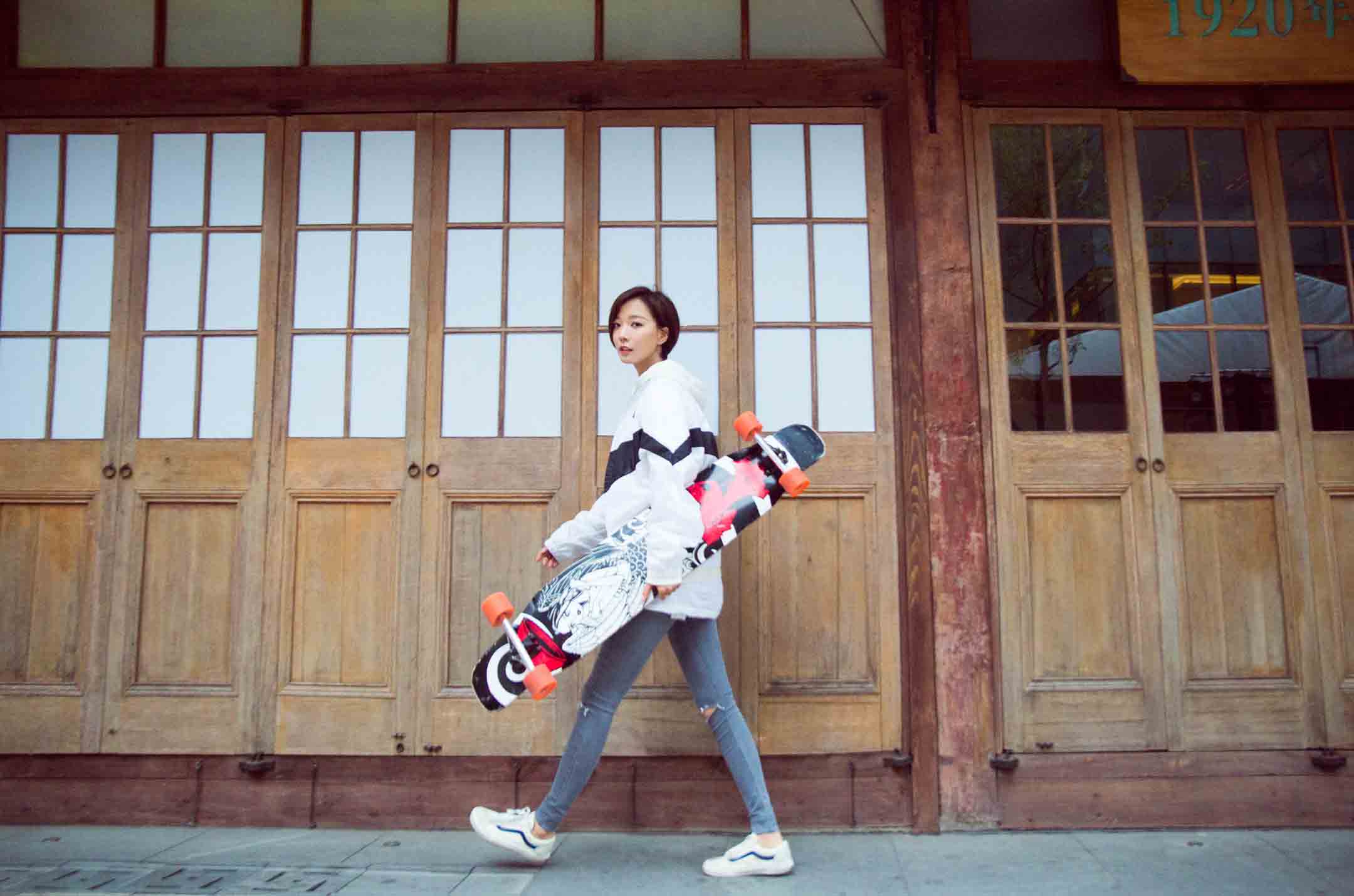 王珞丹滑板出街靓丽吸睛 你的滑板女神上线