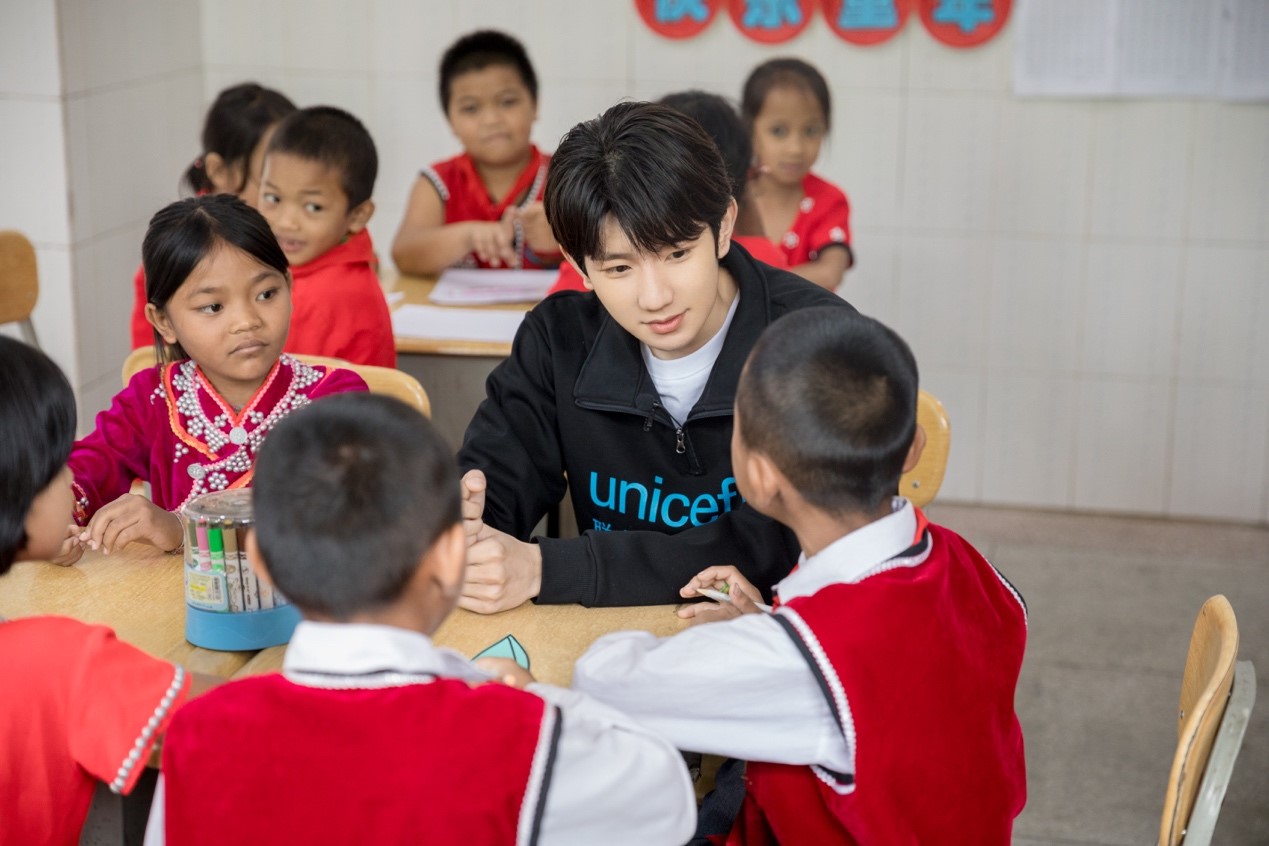 王源再度探访爱生学校关注儿童优质教育