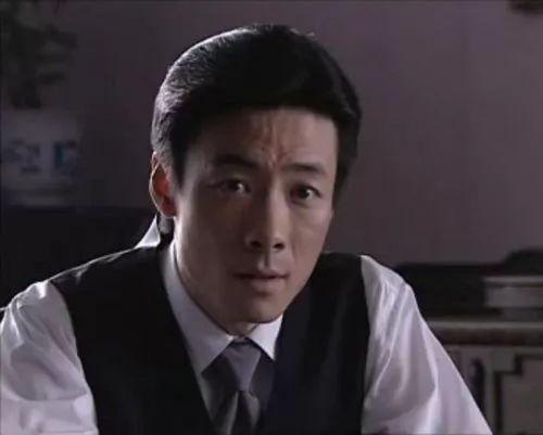 祖峰饰演李涯结束和凌潇肃七年的婚姻后,姚晨和著名摄影师曹郁走到了