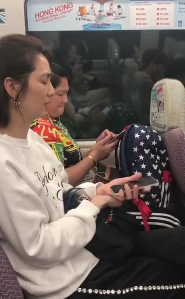 张丹峰出轨风波后洪欣独自出行疑伤心落泪，网友爆料其正准备离婚