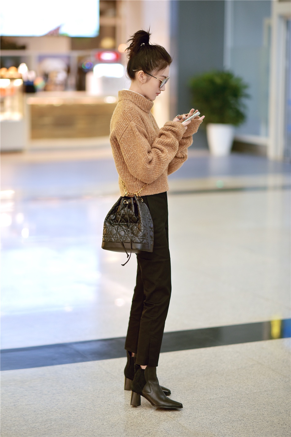 景甜丸子头现身机场网友大甜甜又瘦啦