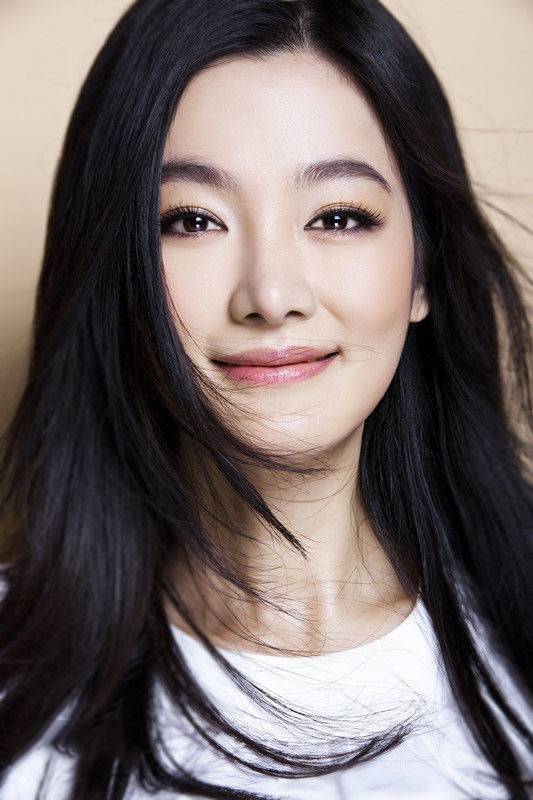 两人离婚后不久,于震便在拍戏途中和演员辛月因戏生情,很快便结了婚