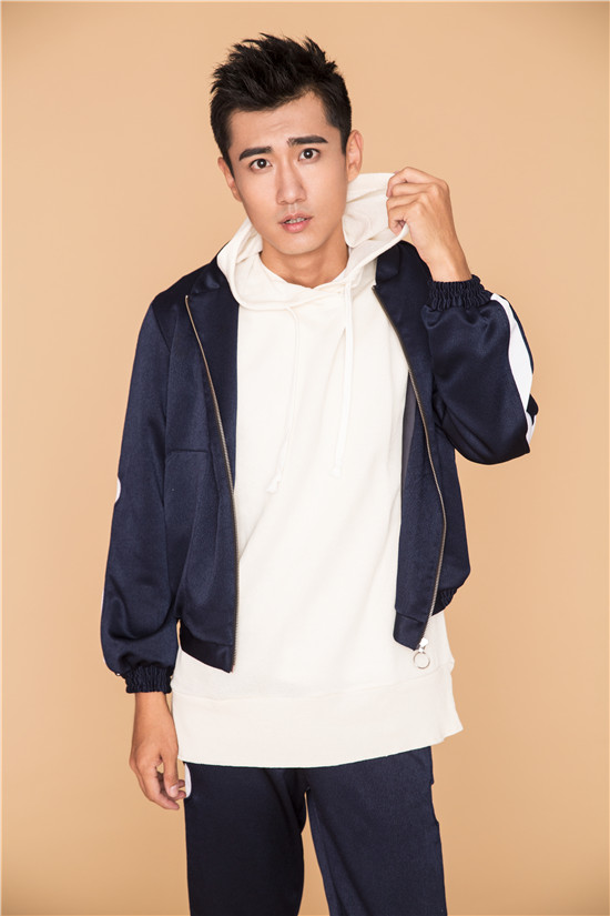 王博曝光休闲时尚风写真演绎都市佛系养成记