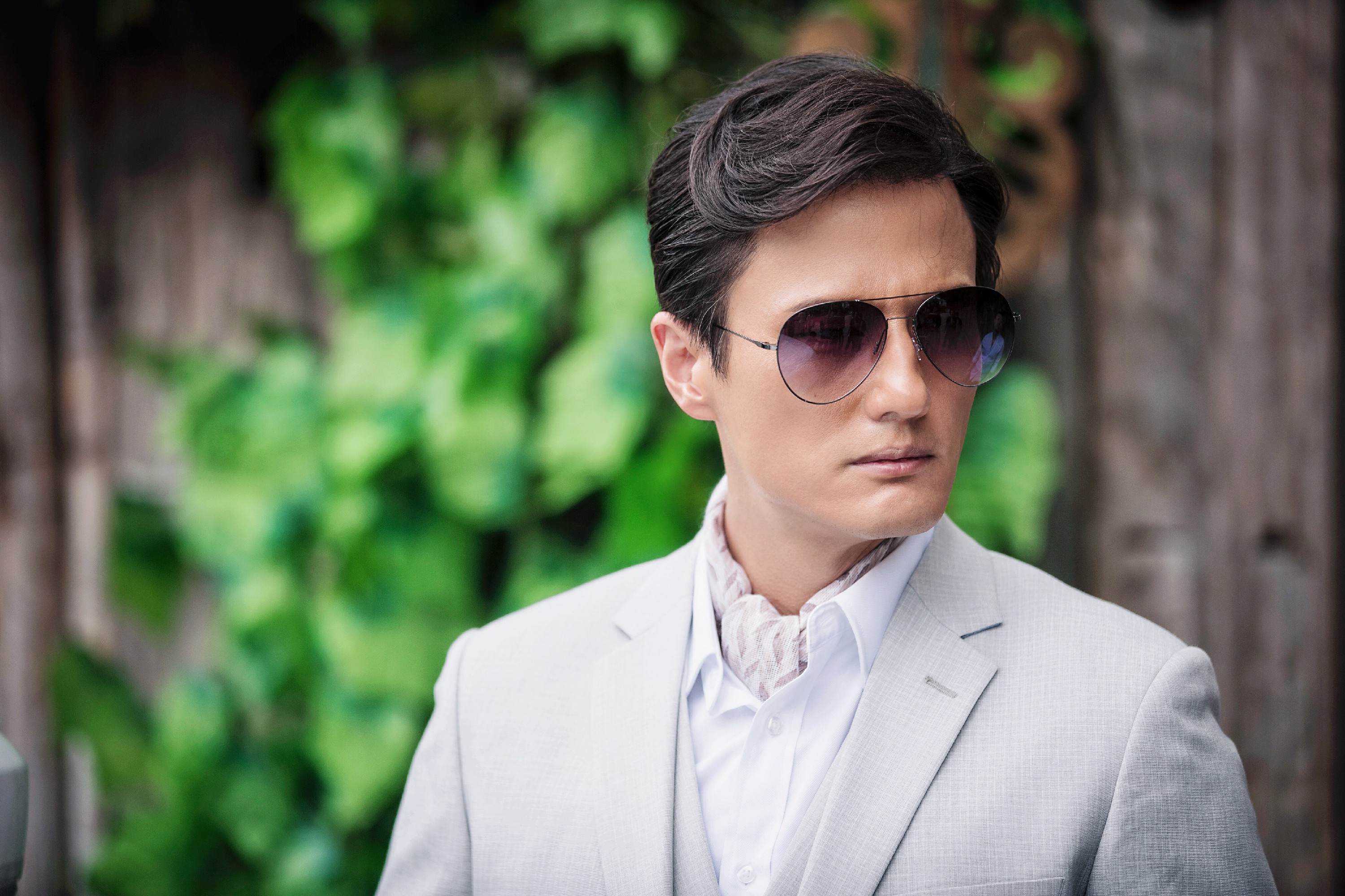 可以说尹子维是难得的有亦正亦邪气质的演员,这次出演"佛系"毒枭依旧