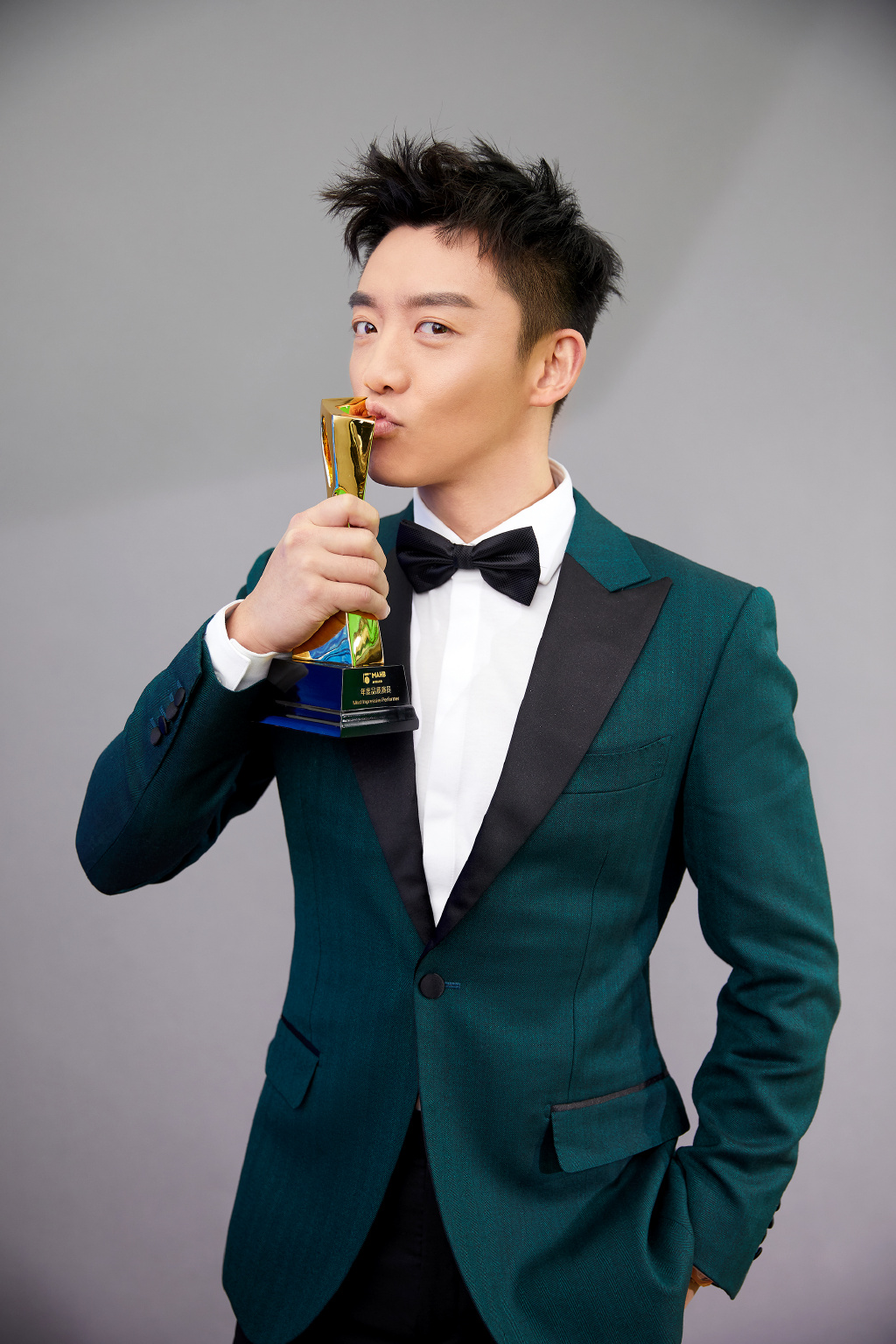 360娱乐1/712月4日,演员郑恺出席某盛典,一身墨绿色西装利落有型,挺拔