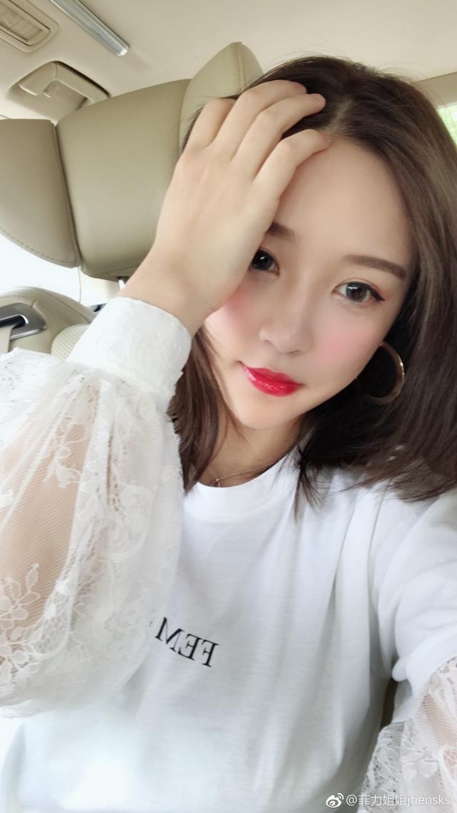 网红雪梨晒新自拍双眼无神论美瞳的重要性