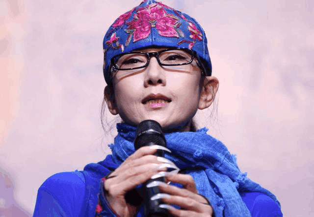 杨丽萍终于摘下帽子多年的秘密随之曝光太心酸了