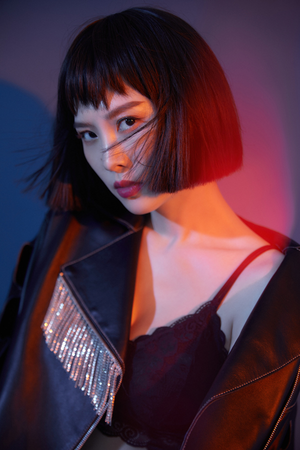 银雪《幸福触手可及》收官人气up 最新写真展多面魅力撩人心