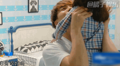 【gif】爱豆带娃!这是你想象的老公和宝贝吗
