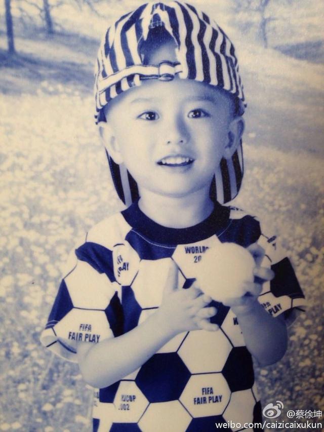 跟何炅合影↓↓↓最近还有网友曝出蔡徐坤非主流时期的照片,皮肤黑黑