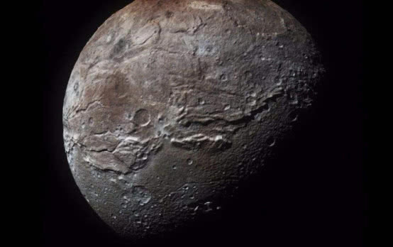 美国探测器拍到冥王星巨型生物体型堪比摩天大楼长相酷似蜗牛
