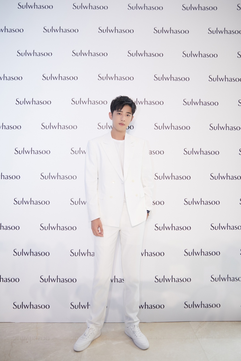 活动当天,梁靖康一身the ruiz白色西装,搭配万宝龙手表造型,优雅出众