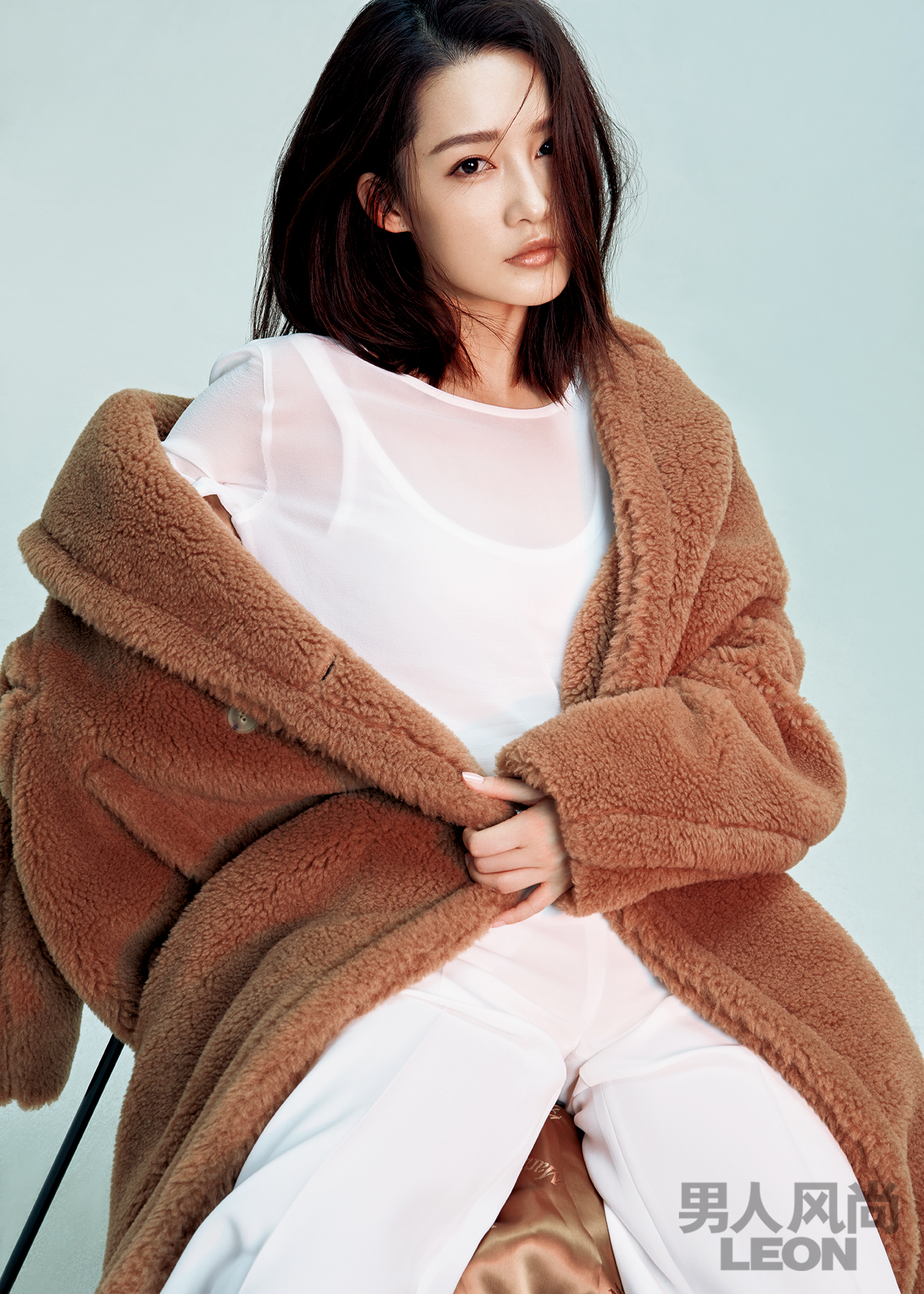 演员李沁登杂志封面 演绎早秋多变时尚风格