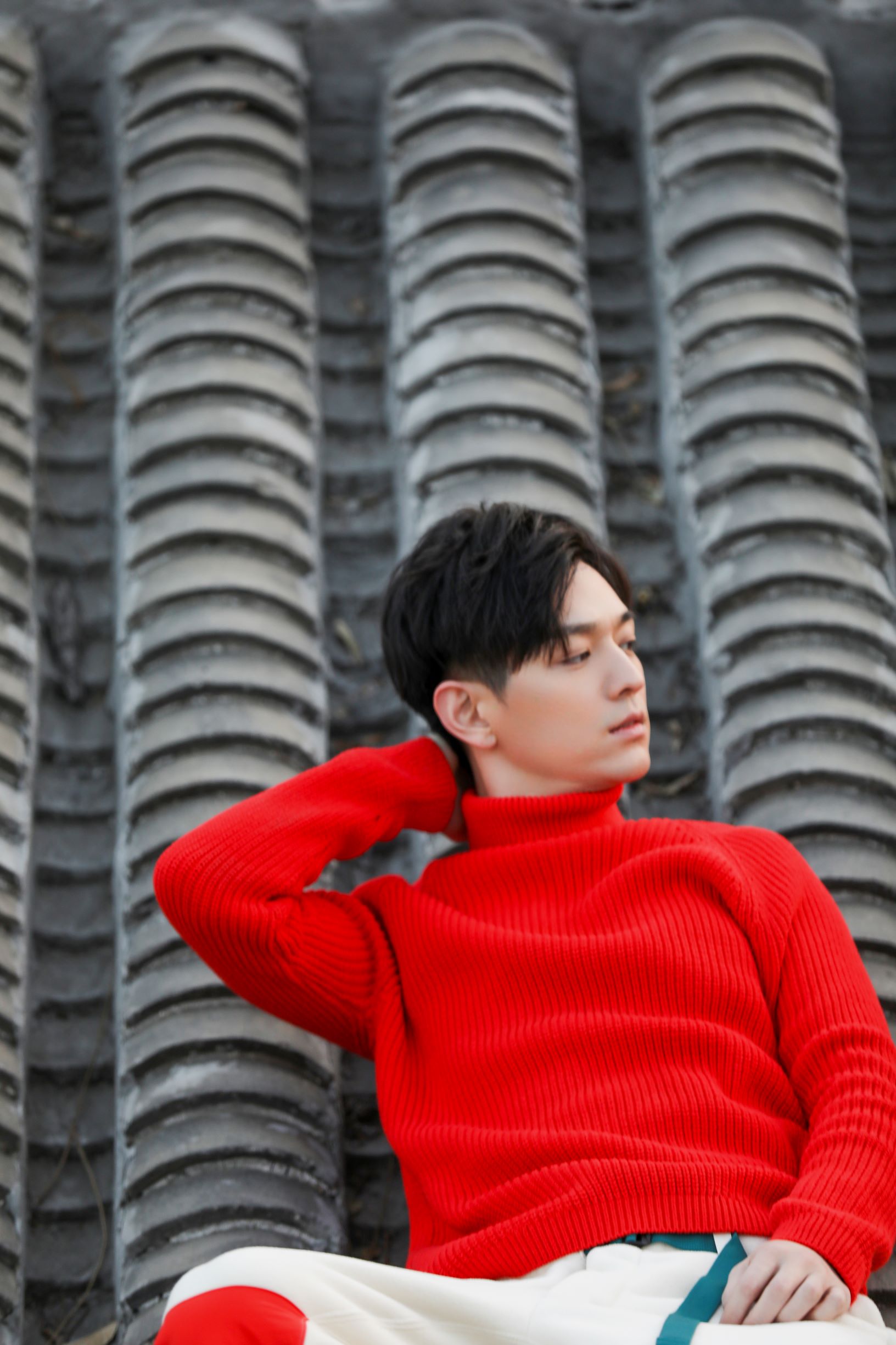 照片中,文苡帆身着红色毛衣,复古雅致;白色印花运动