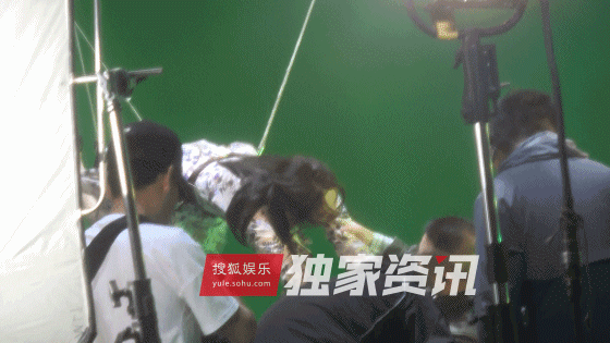 瞎了，佟丽娅和岳云鹏居然拍吻戏了！
