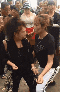 这就是尬舞吗还是表情大赛